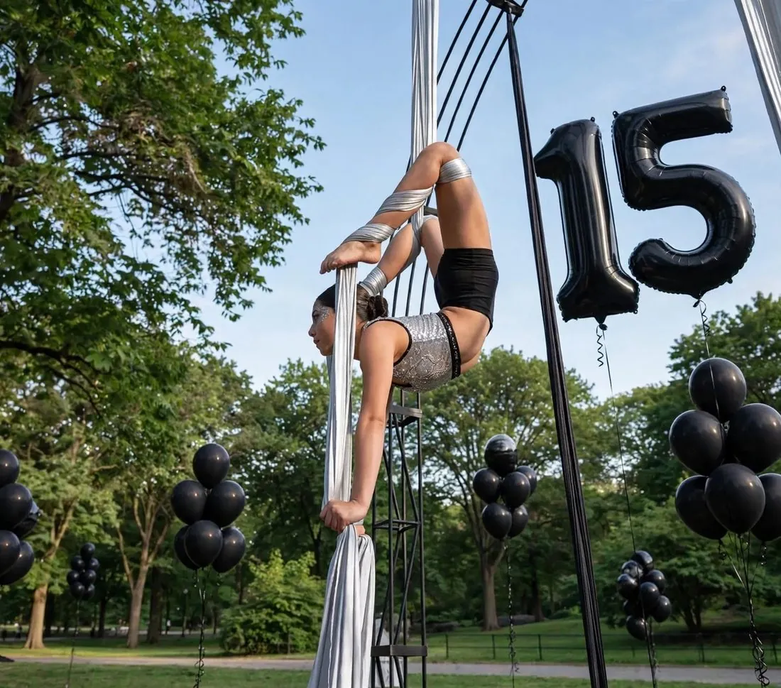 Ruth Valeria en telas aéreas con globos de 15 en Central Park